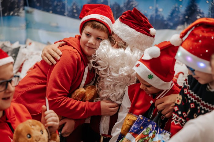 Uczeń tuli się do mikołaja.