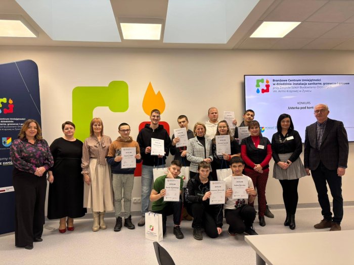 Jury wraz z uczestnikami konkursu praktycznego.