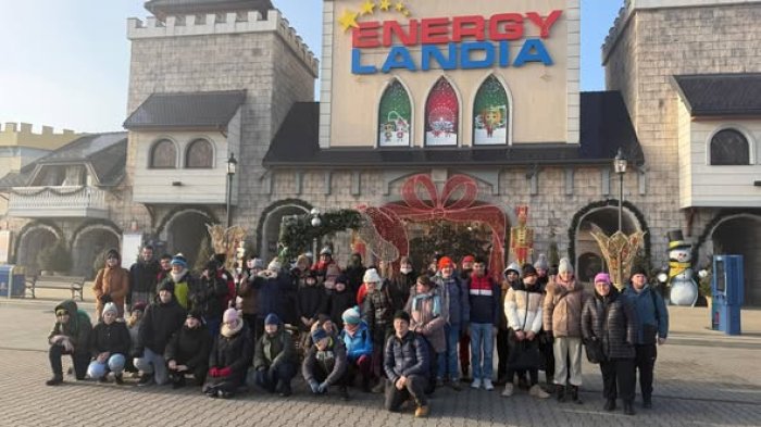 Uczniowie przed bramą Energylandii.