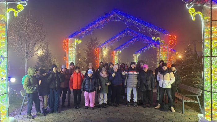 Uczniowie wieczorem na pokazie świateł i 
iluminacji w Energylandii. 