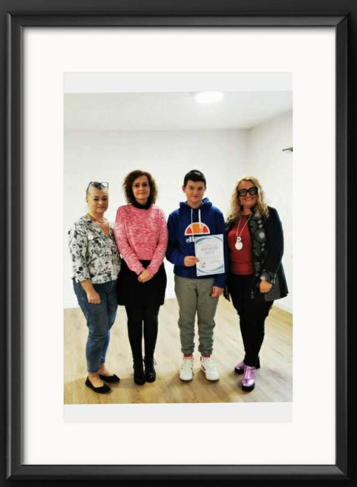 Organizatorzy wraz z laureatem konkursu literackiego.