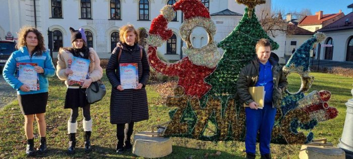 Laureaci przy dekoracji świątecznej w parku żywieckim.