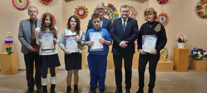 Laureaci konkursu wraz ze Starostą i organizatorami konkursu..