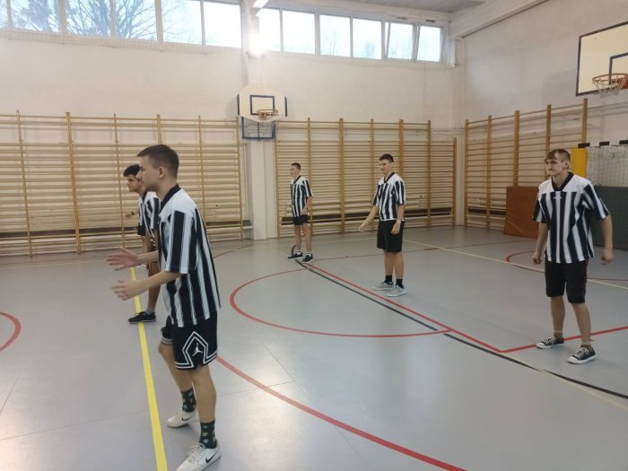 Uczniowie podczas rzucanki siatkowej.