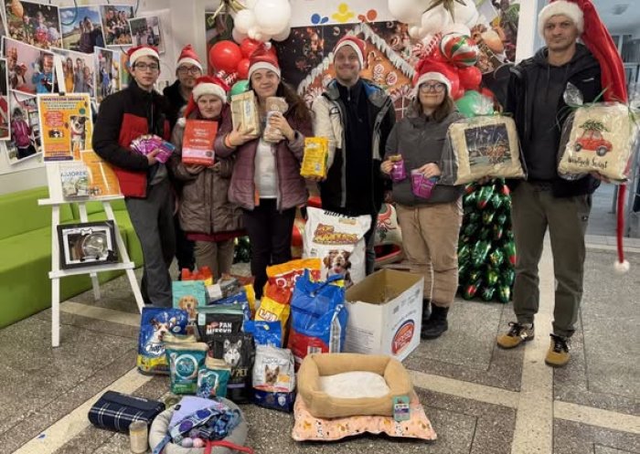 Uczniowie z zebranymi darami dla zwierząt w schronisku w Żywcu.