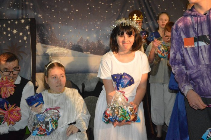 Uczniowie obdarowani prezentami.