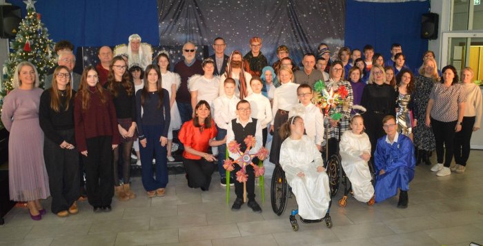 Zdjęcie pamiątkowe Aktorów jasełek wraz z zaproszonymi gośćmi.