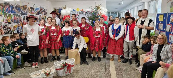 Ksiądz Piotr błogosławi opłatki na stół wigilijny.