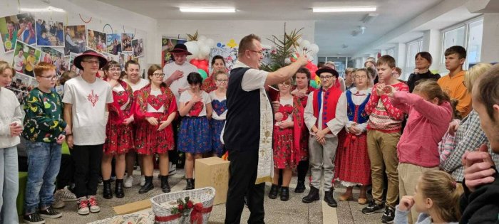 Ksiądz błogosławi wszystkim z okazji nadchodzących Świąt.