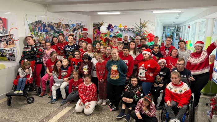 Uczniowie szkoły prezentują świąteczne sweterki.