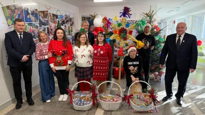 Uczniowie szkoły wraz z panią dyrektor, senatorem i zaproszonymi gośćmi.
