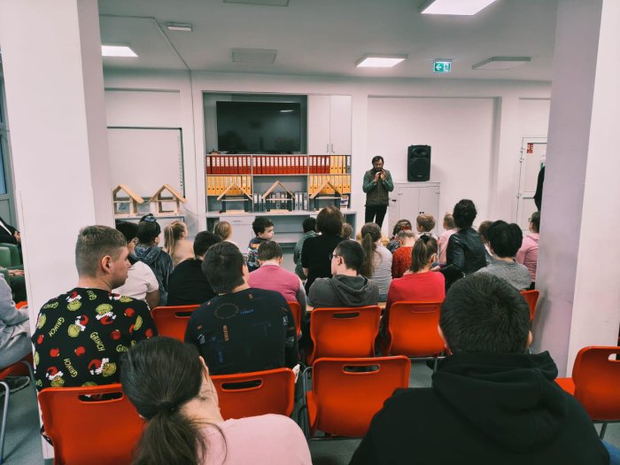 Prezentacja karmników dla ptaków.