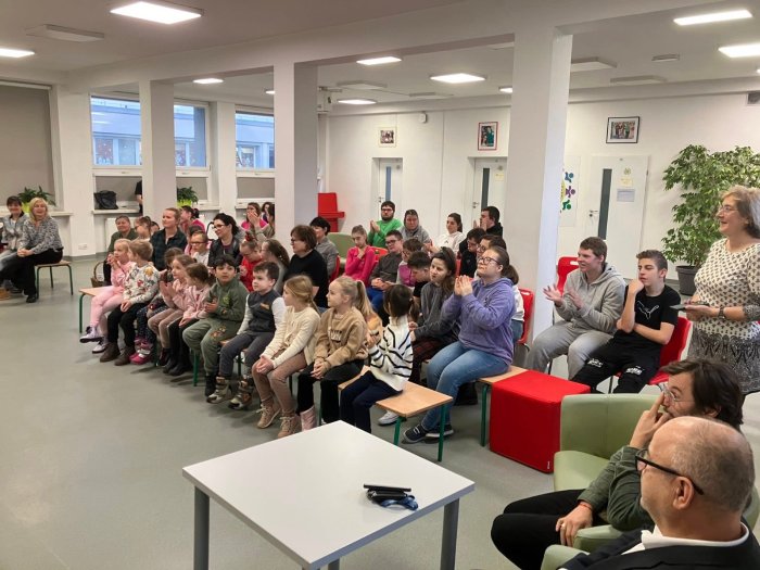 Uczestnicy prelekcji o dokarmianiu ptaków z różnych szkół.