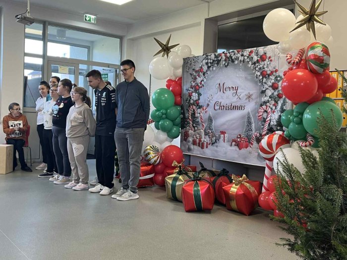 Zespół kolędniczy wykonuje kolędy.