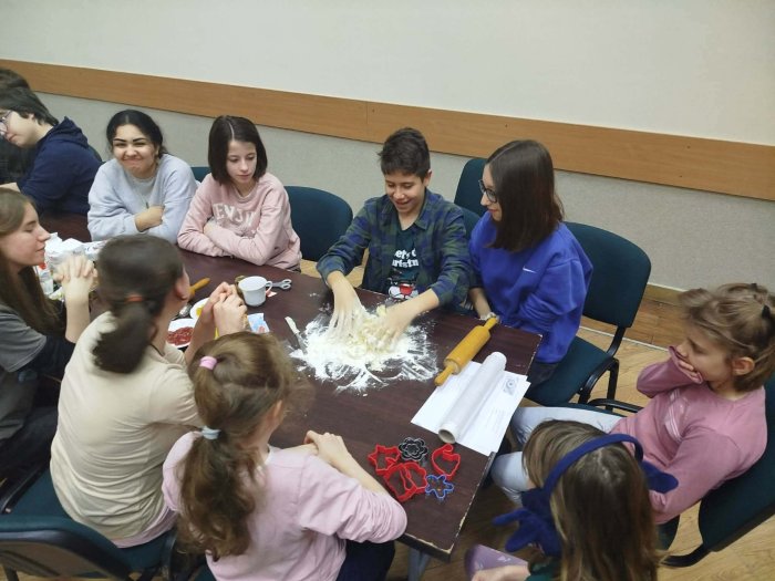 Uczniowie wykonują ciasto kruche.