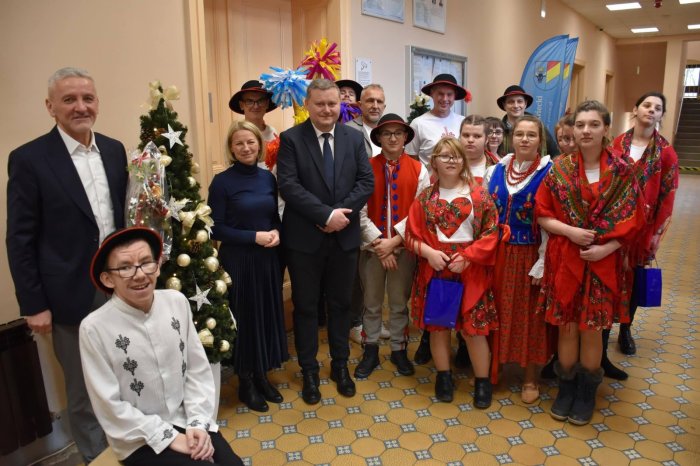 Kolędnicy w odwiedzinach u Starosty żywieckiego. 