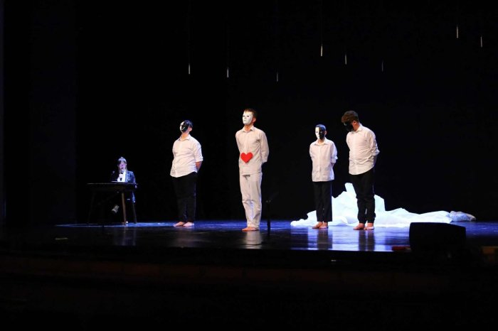 Aktorzy klubu twórczości artystycznej prezentują spektakl teatralny.