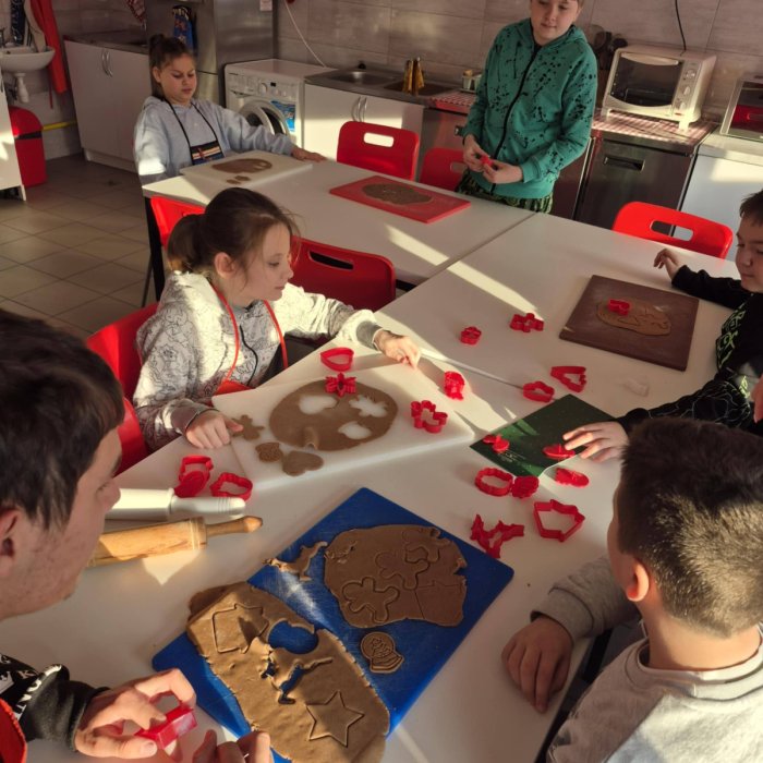 Uczniowie wykrawają pierniki.