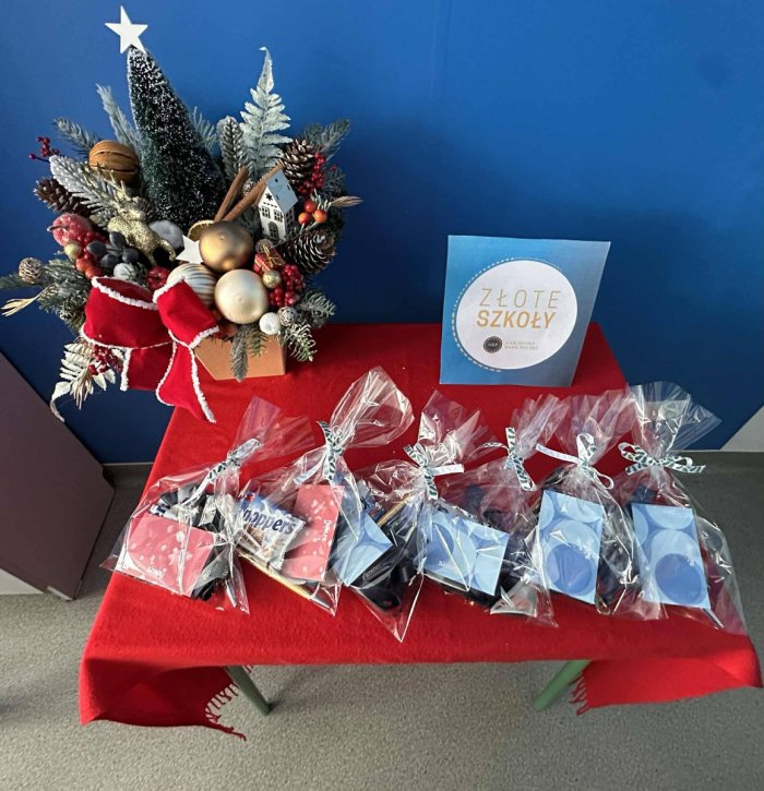 Upominki dla uczniów od Złotych Szkół.