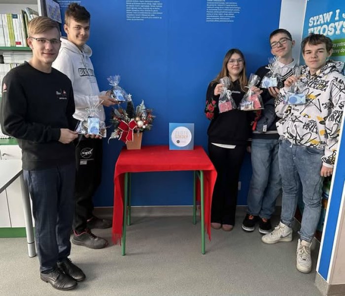 Ambasadorzy Złotych Szkół prezentują upominki.