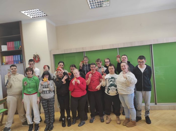 Uczniowie prezentują swoje prace z filcu.