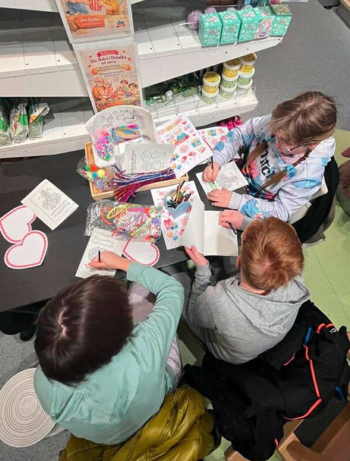 Dzieci wykonują laurki dla Babci.