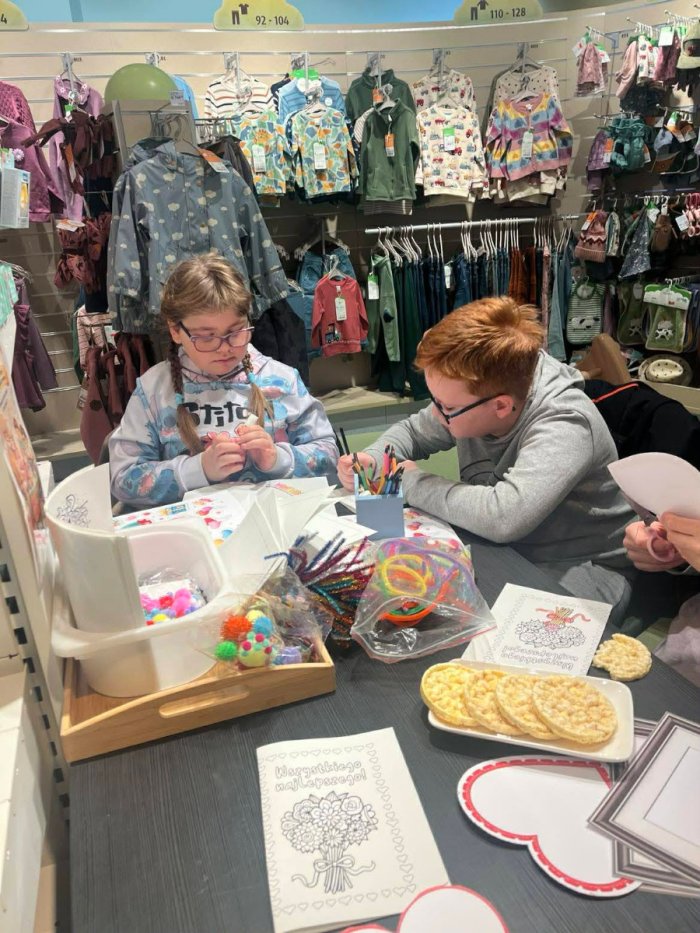 Uczniowie w kąciku plastycznym kolorują obrazki.