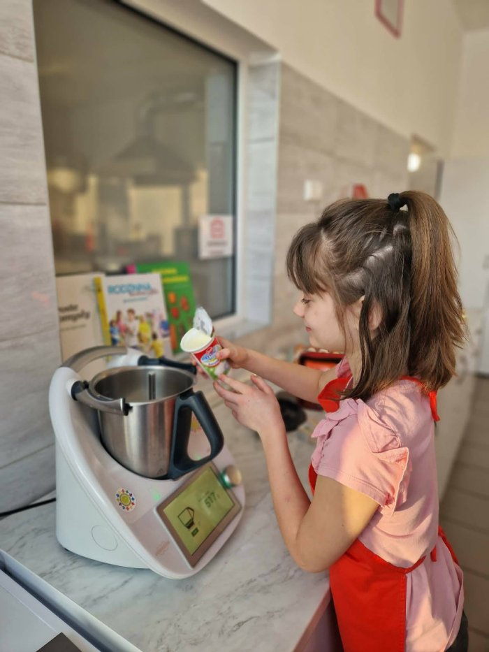 Uczennica obsługuje termomiks.