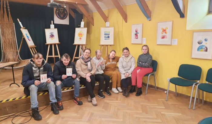 Uczniowie wraz z nauczycielami w Towarzystwie Ziemi Żywieckiej w Żywcu.