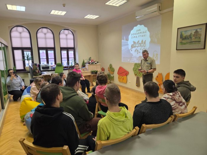 Prelekcja na temat dokarmiania ptaków.