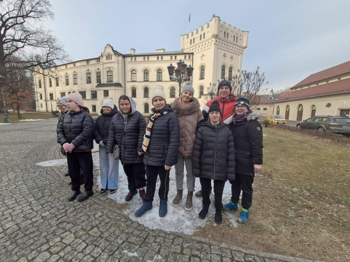 Uczniowie klas przysposabiających do pracy przed Zamkiem Habsburgów w Żywcu.