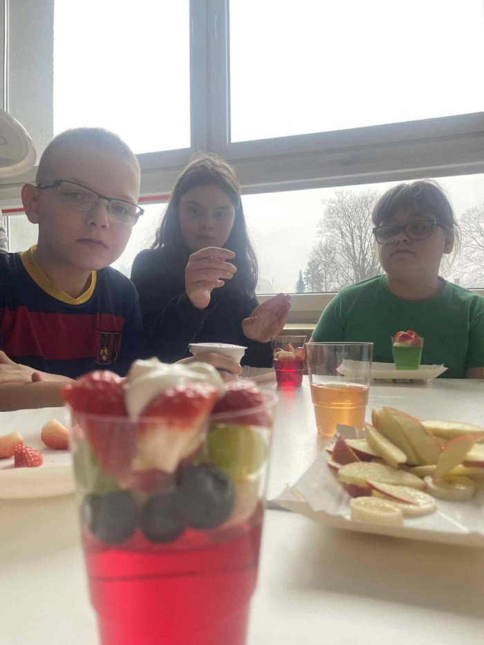 Uczniowie przygotowują deserki.