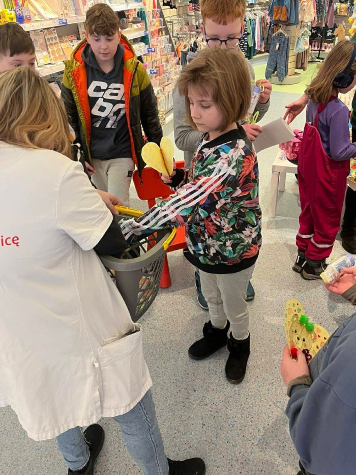 Uczniowie odbierają upominki od drogerii dm w Żywcu.