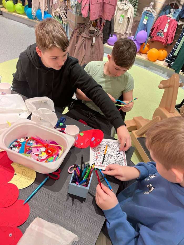 Uczniowie wykonują laurki z okazji walentynek.