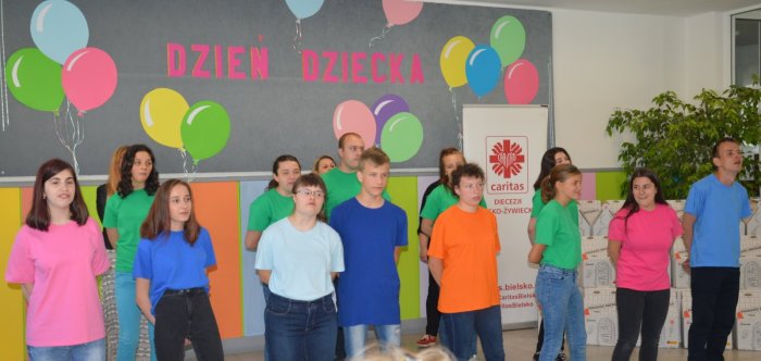 Uczniowie naszej szkoly  czarują swoim śpiewem. 