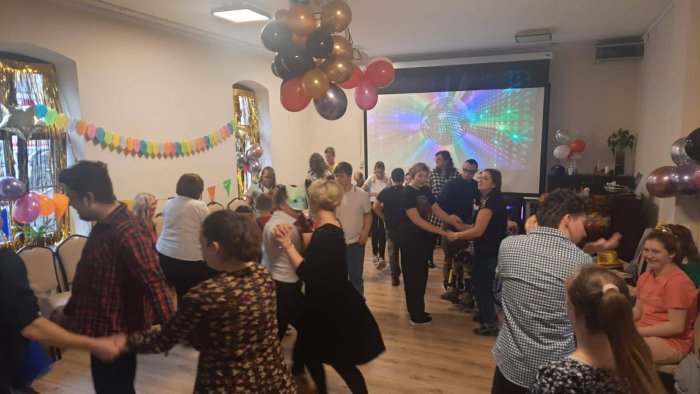 Uczniowie w czasie zabawy karnawałowej.