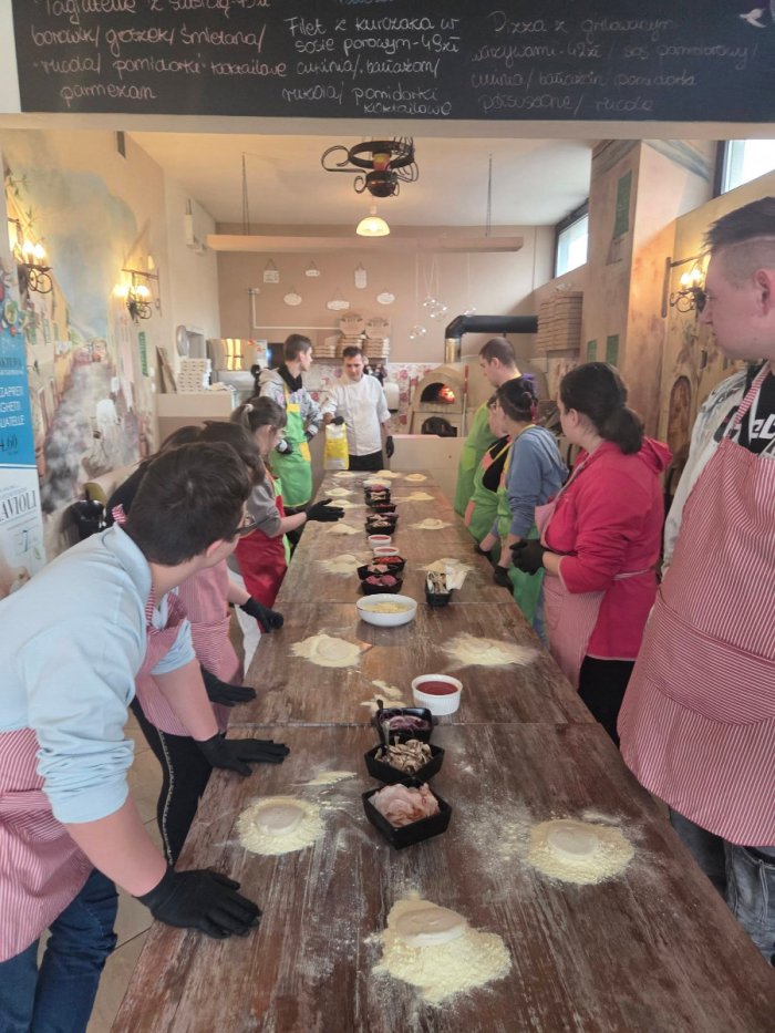 Warsztaty wyrabiania pizzy p[od okiem pizzermana.
