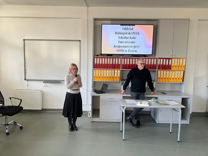 Pani dyrektor wita przybyłych gości na spotkanie szkolnego koła turystyczno krajoznawczego.