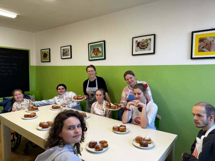 Uczniowie degustują pączki.