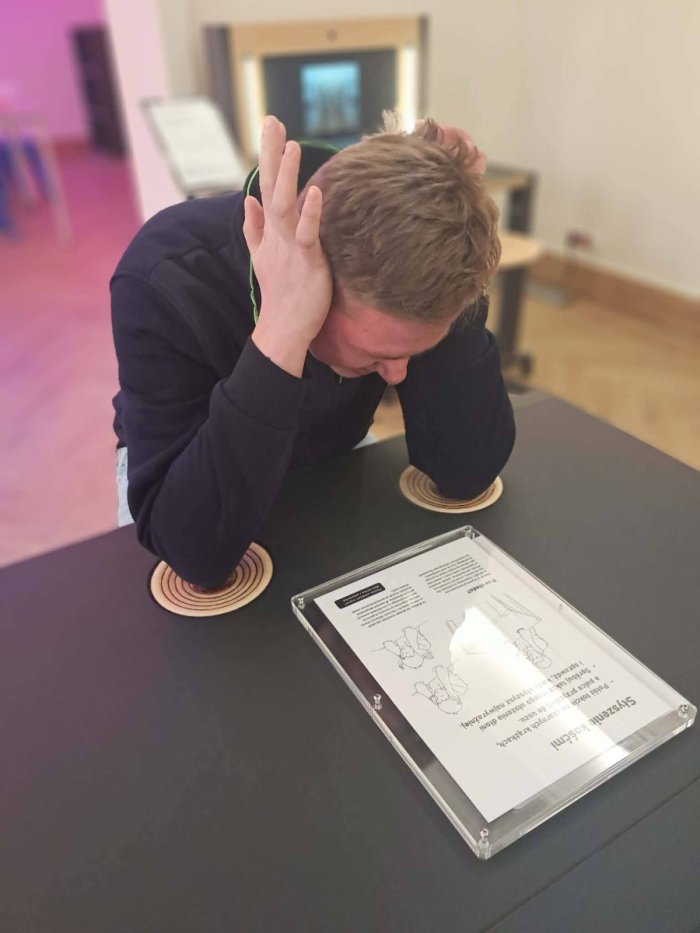 Uczeń w Centrum Nauki Kopernik w Żywcu.