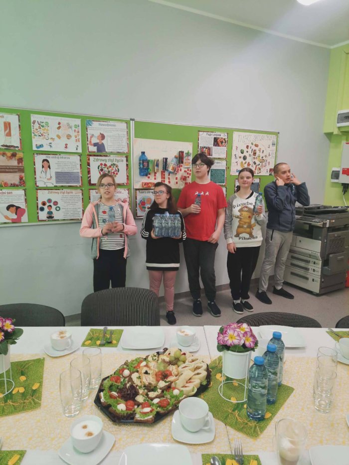 Uczniowie prezentują zdrowe przekąski.