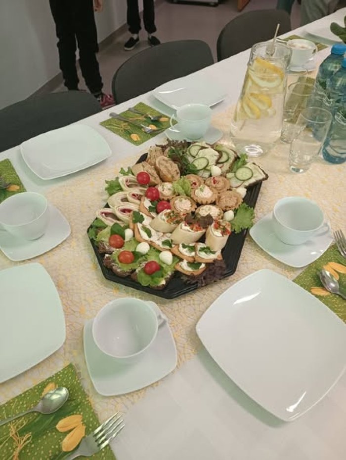 Zdrowe przekąski na talerzu.