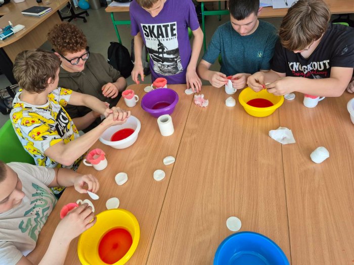 Uczniowie tworzą własnoręcznie różyczki.