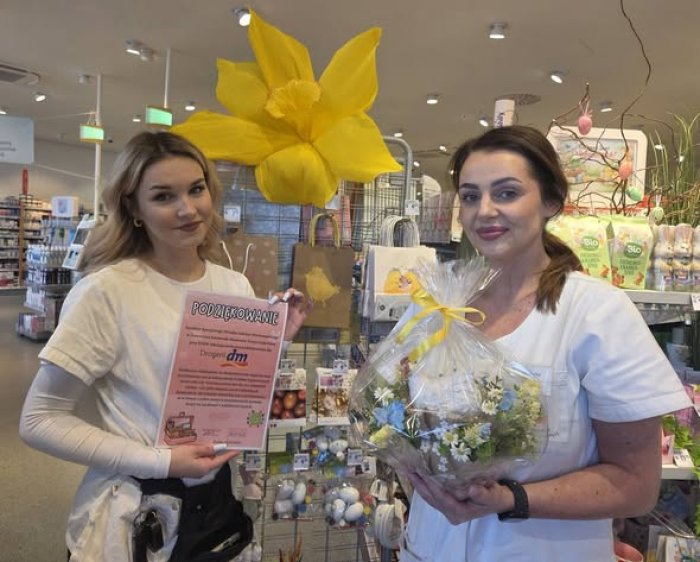 Panie z drogerii dm z prezentami od uczniów naszej szkoły.