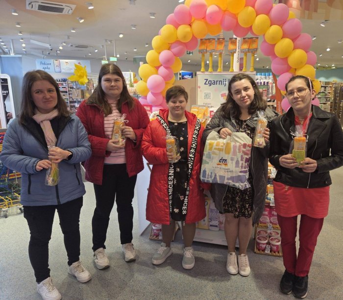 Uczennice naszej szkoły z otrzymanymi prezentami dla naszej szkoły. 