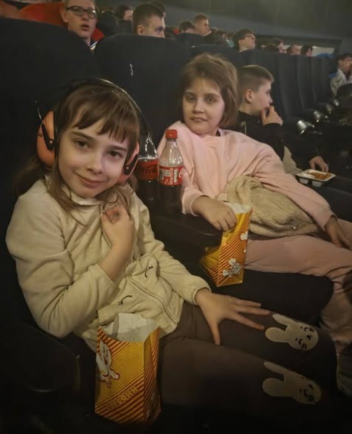 Uczennice degustują popcorn w kinie w Żywcu.