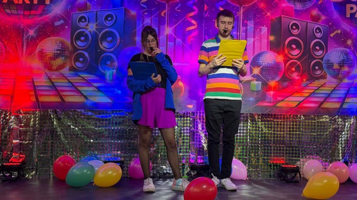 Uczniowie prowadzący pokaz talentów.