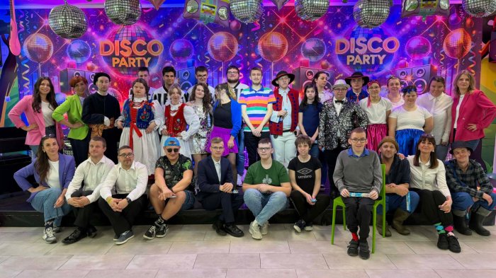 Uczestnicy i organizatorzy pokazu talentów.