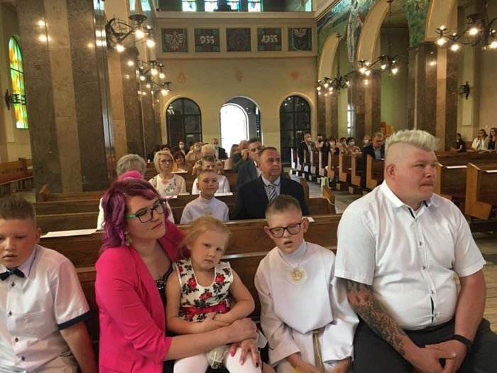 Uczniowie z rodzinami podczas uroczystej Mszy Świętej. 