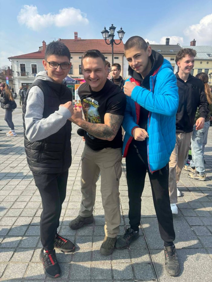 Uczniowie szkoły branżowej z Panem Pawłem Żyglińskim.